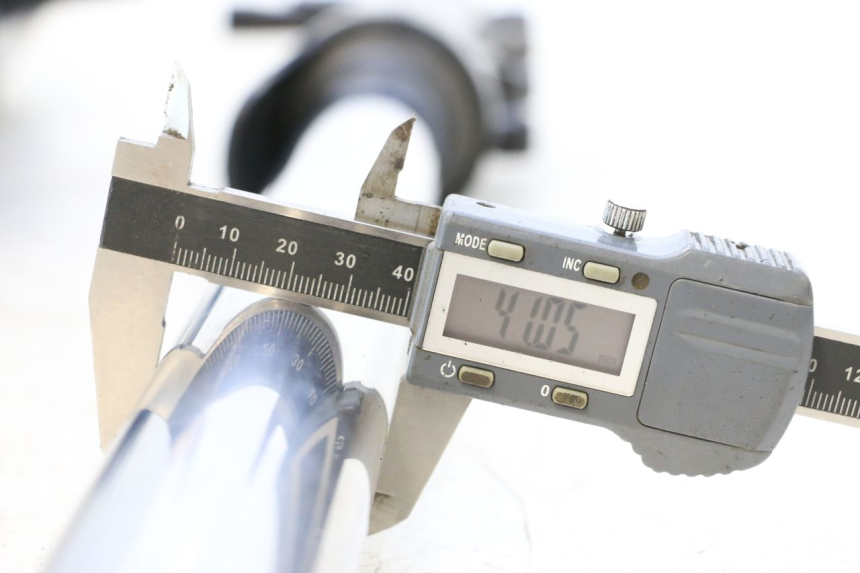 photo de BOTELLA HORQUILLA  YAMAHA XP T-MAX ABS 500 (2005 - 2005) - Zoom sobre los componentes