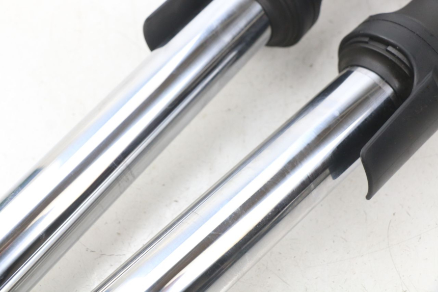 photo de BOTELLA HORQUILLA  YAMAHA XP T-MAX TMAX 500 (2008 - 2012) - Detalles de los puntos de fijación