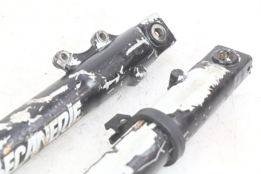 photo de TUBO DE HORQUILLA PEUGEOT XP6 50 (2006 - 2011) - Detalles de los puntos de fijación