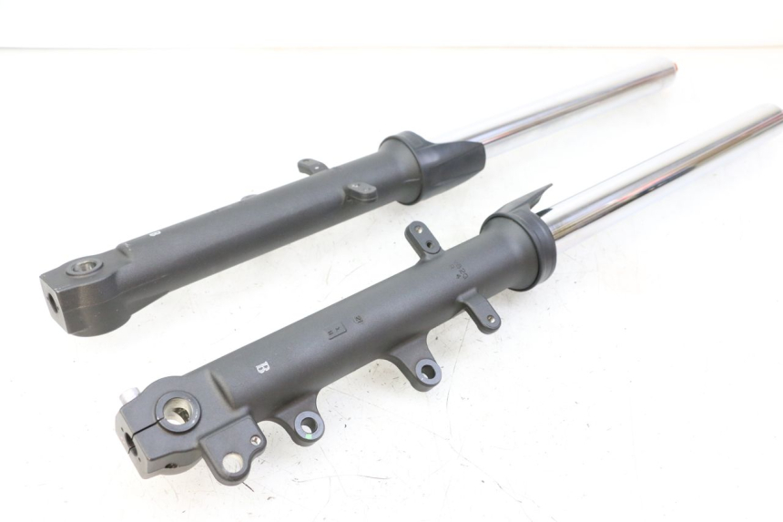 photo de BOTELLA HORQUILLA  YAMAHA TRACER 7 700 (2020 - 2024) - Detalles de los puntos de fijación