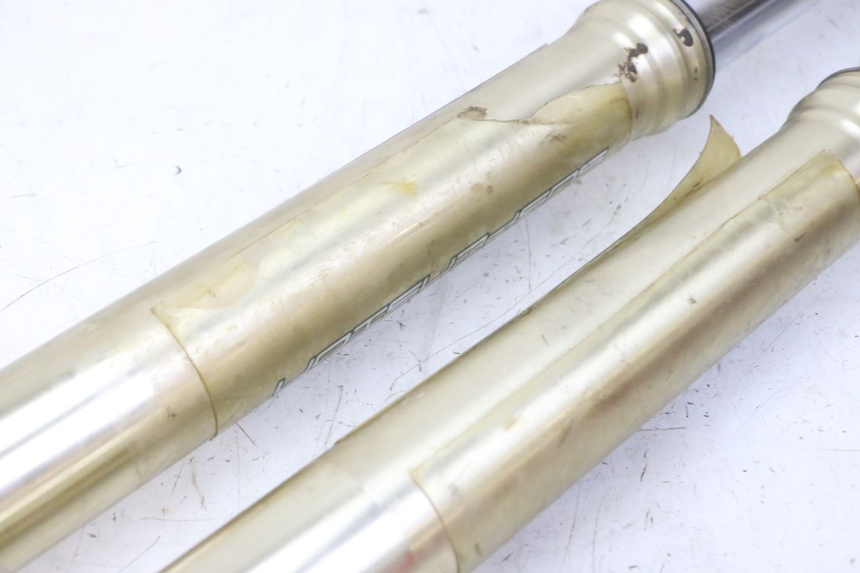 photo de BOTELLA HORQUILLA  YAMAHA YZ-F YZF 250 (2014 - 2018) - Enfoque en la estructura