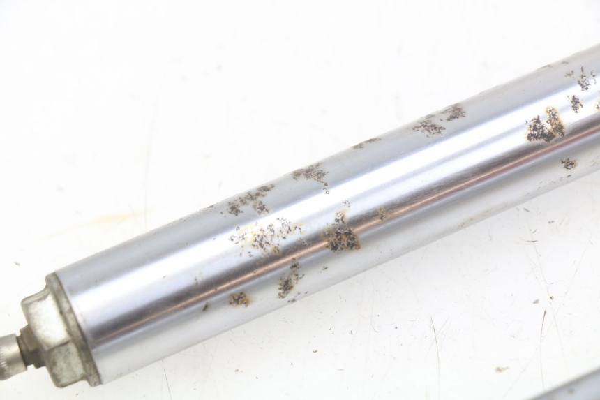 photo de TUBO DE HORQUILLA YAMAHA YZ 80 (1982 - 1983) - Detalles de los puntos de fijación