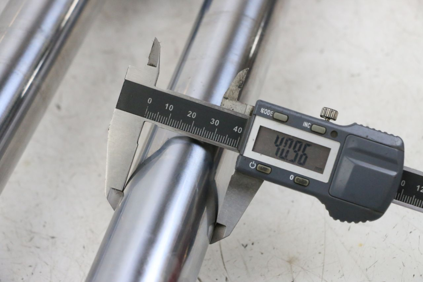 photo de BOTELLA HORQUILLA  KAWASAKI ZR 7 750 (1999 - 2004) - Zoom estado de uso