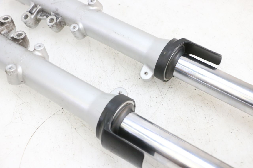 photo de BOTELLA HORQUILLA  KAWASAKI ZR 7 750 (1999 - 2004) - Primer plano técnico