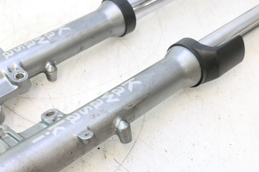 photo de BOTELLA HORQUILLA  KAWASAKI ZZR 600 (1995 - 2004) - Primer plano técnico