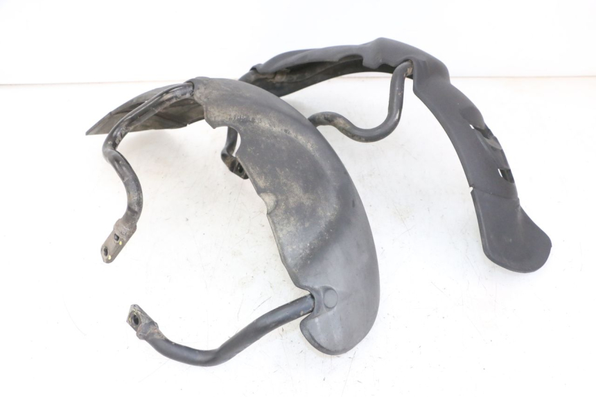 photo de GUARDABARROS DELANTERO PIAGGIO MP3 LT 300 (2010 - 2016) - Detalles de los puntos de fijación