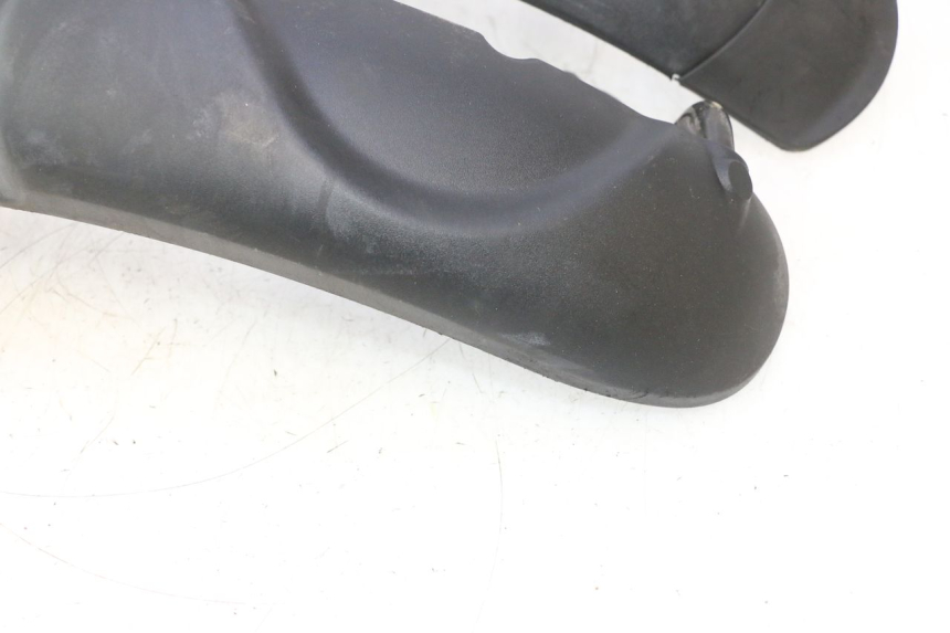 photo de GUARDABARROS DELANTERO PIAGGIO MP3 500 (2016 - 2018) - Zoom sobre los componentes