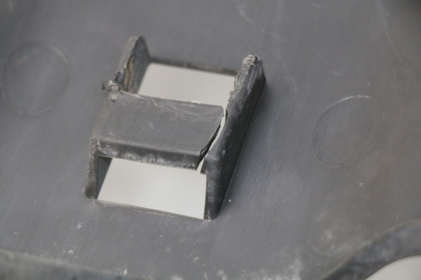 photo de RADIADOR CUBIERTA KYMCO DINK STREET 125 (2009 - 2014) - Detalles de los puntos de fijación