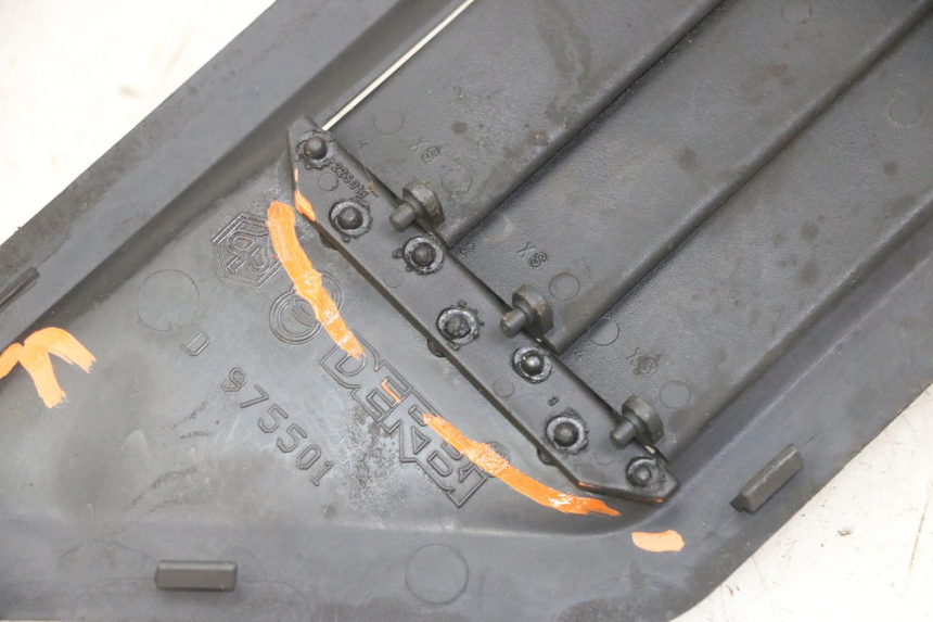 photo de RADIADOR CUBIERTA DERECHA GILERA NEXUS 125 (2009 - 2013) - Primer plano técnico