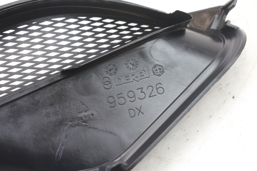 photo de RADIADOR CUBIERTA DERECHA PIAGGIO NRG POWER PUREJET 50 (2018 - 2021) - Primer plano técnico