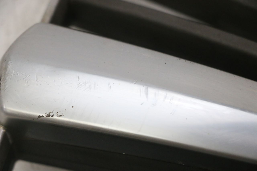 photo de REJILLA DEL RADIADOR PIAGGIO MP3 LT 400 (2007 - 2012) - Zoom estado de uso