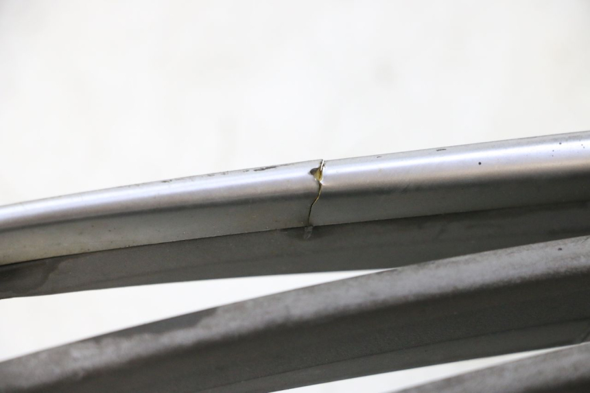 photo de RADIADOR CUBIERTA PIAGGIO MP3 LT 300 (2010 - 2016) - Detalles de los puntos de fijación