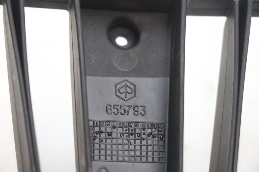 photo de RADIADOR CUBIERTA PIAGGIO MP3 LT 300 (2010 - 2016) - Primer plano técnico