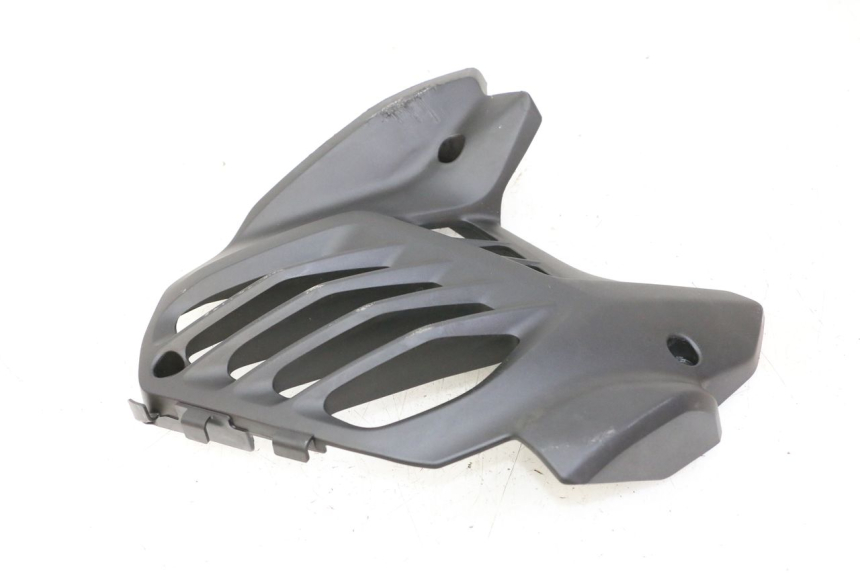 photo de RADIADOR CUBIERTA YAMAHA XMAX X-MAX 125 (2021 - 2025) - Primer plano técnico