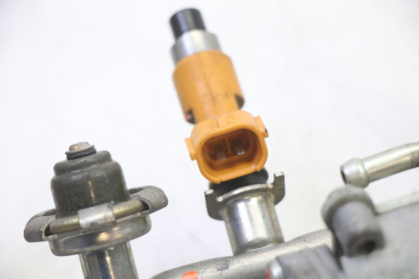 photo de INYECTOR YAMAHA FZ6 FAZER S2 600 (2007 - 2011) - Detalles de los puntos de fijación