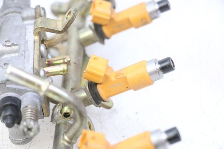 photo de INYECTOR YAMAHA FZ6 N FAZER 600 (2004 - 2006) - Primer plano técnico