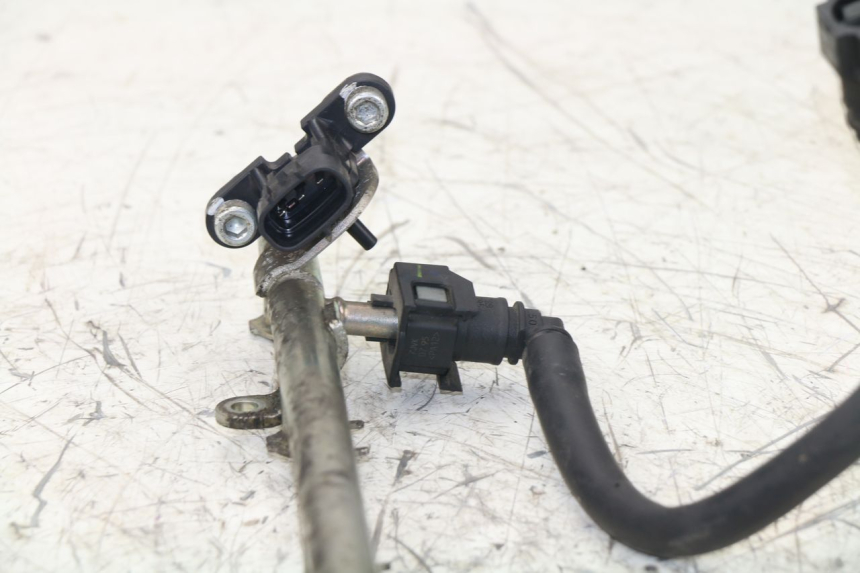 photo de INYECTOR YAMAHA FZ1 FAZER 1000 (2007 - 2009) - Detalles de los puntos de fijación