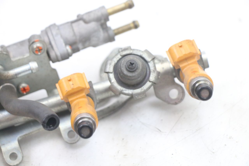 photo de INYECTOR YAMAHA FZ6 FAZER S2 600 (2007 - 2011) - Detalles de los puntos de fijación