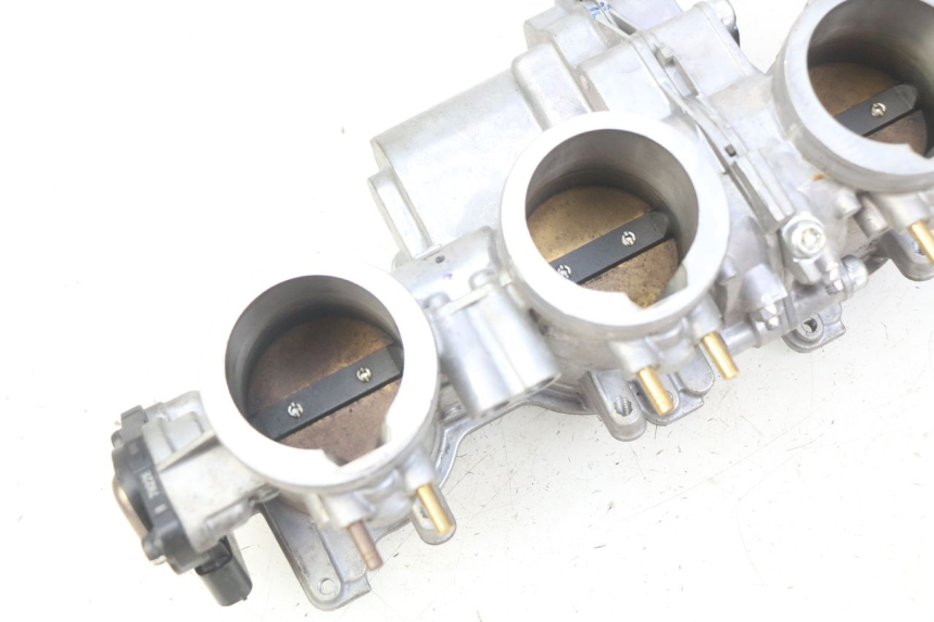 photo de INYECCIÓN HONDA CB R 1000 (2018 - 2023) - Detalles de los puntos de fijación