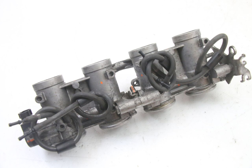 photo de INYECCION YAMAHA FZ6 FAZER S2 600 (2007 - 2011) - Detalles de los puntos de fijación