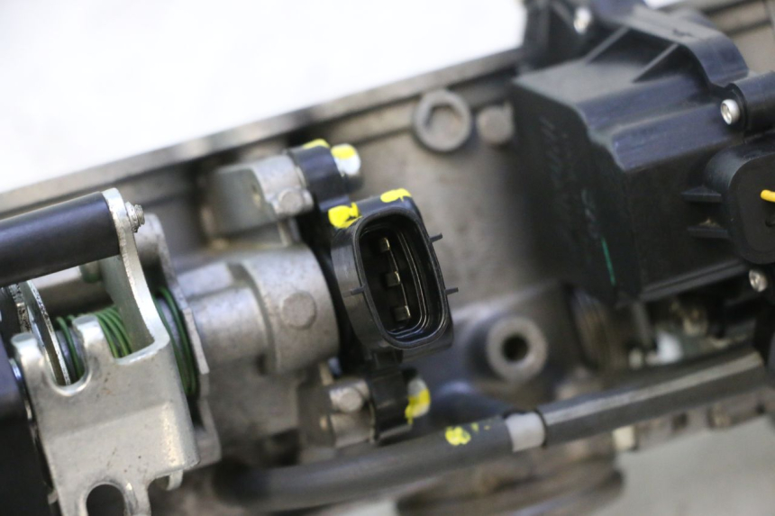 photo de INYECCION YAMAHA FZ8 800 (2010 - 2016) - Detalles de los puntos de fijación