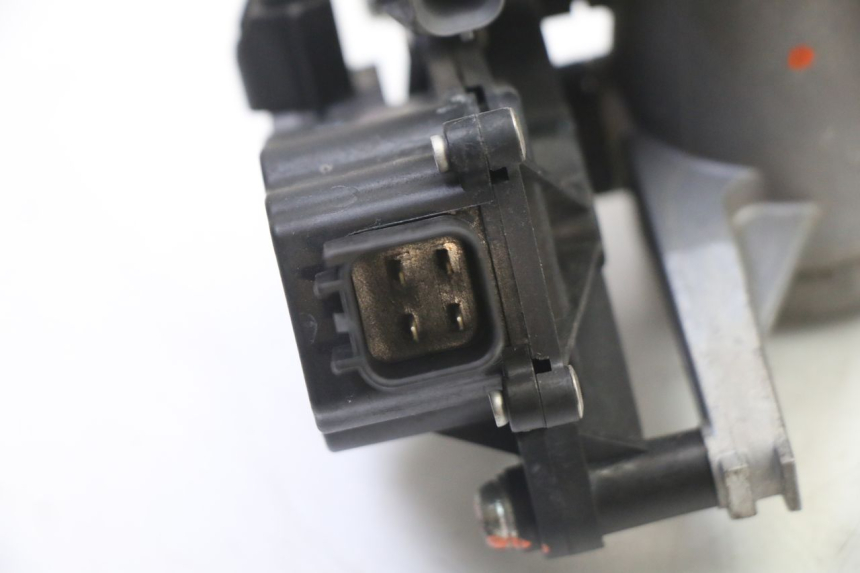 photo de INYECCION SUZUKI GSR 750 (2011 - 2017) - Primer plano técnico