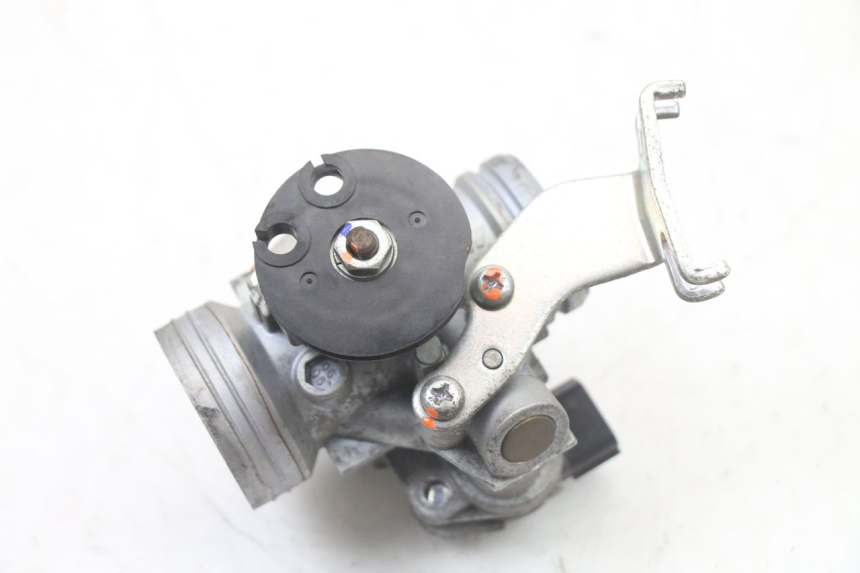 photo de INYECCION SUZUKI BURGMAN 125 (2018 - 2021) - Detalles de los puntos de fijación