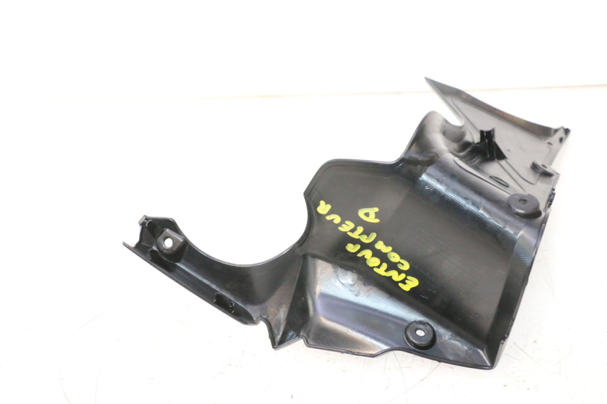 photo de CARENADO FRONTAL INTERIOR DERECHA YAMAHA FZ8 800 (2010 - 2016) - Detalles de los puntos de fijación