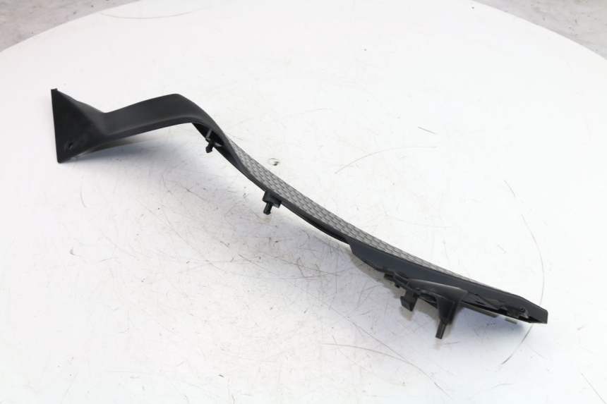 photo de CARENADO FRONTAL INTERIOR DERECHA KAWASAKI NINJA 300 (2012 - 2017) - Detalles de los puntos de fijación