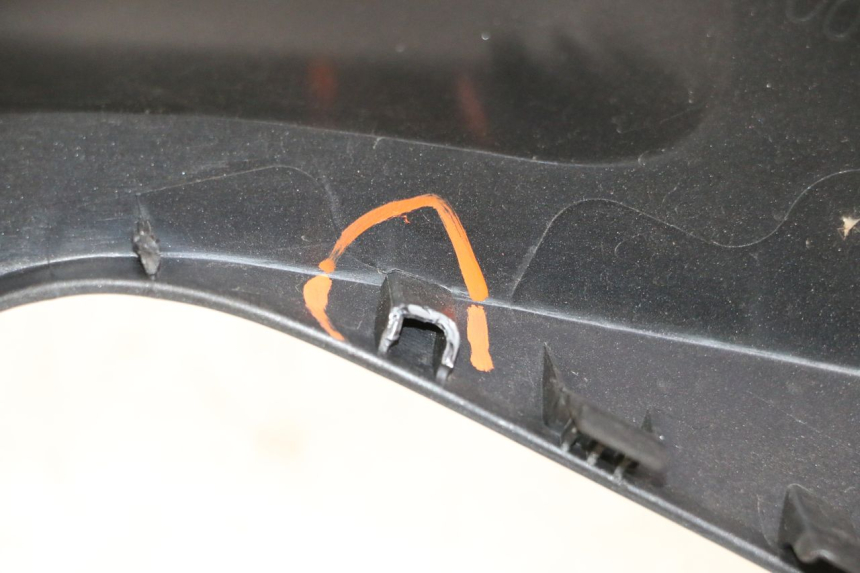 photo de CARENADO FRONTAL INTERIOR DERECHA YAMAHA XMAX X-MAX 125 (2021 - 2025) - Detalles de los puntos de fijación