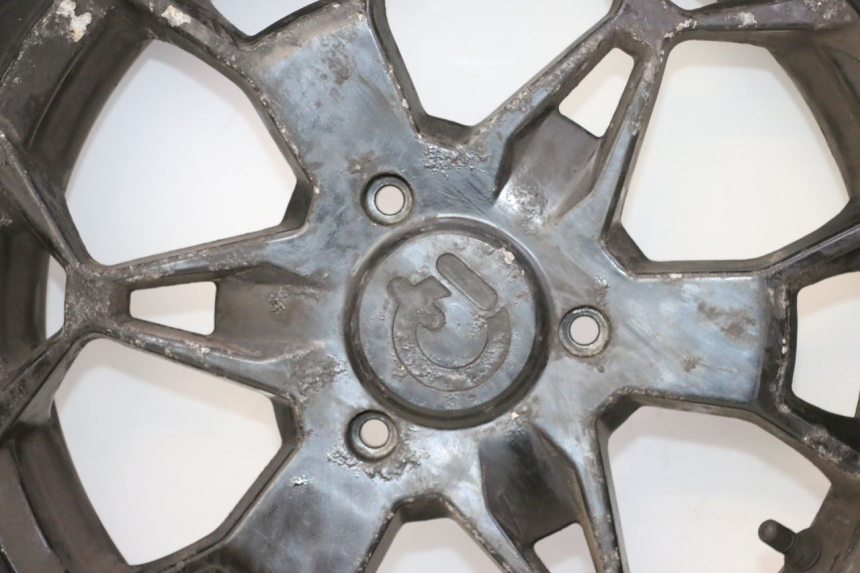 photo de LLANTA TRASERA Y NEUMÁTICO QUADRO 4 4D 350 (2015 - 2018) - Primer plano de alta resolución