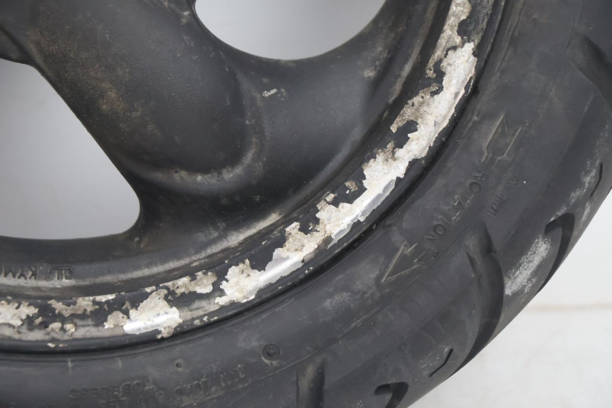 photo de LLANTA TRASERA Y NEUMÁTICO KYMCO AGILITY 4T 50 (2005 - 2018) - Estado de la superficie y material