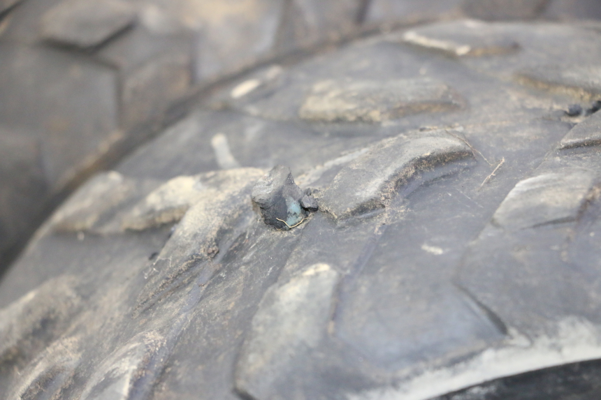 photo de LLANTA TRASERA Y NEUMÁTICO KEROX BAZOOKA 110 - Enfoque en la estructura