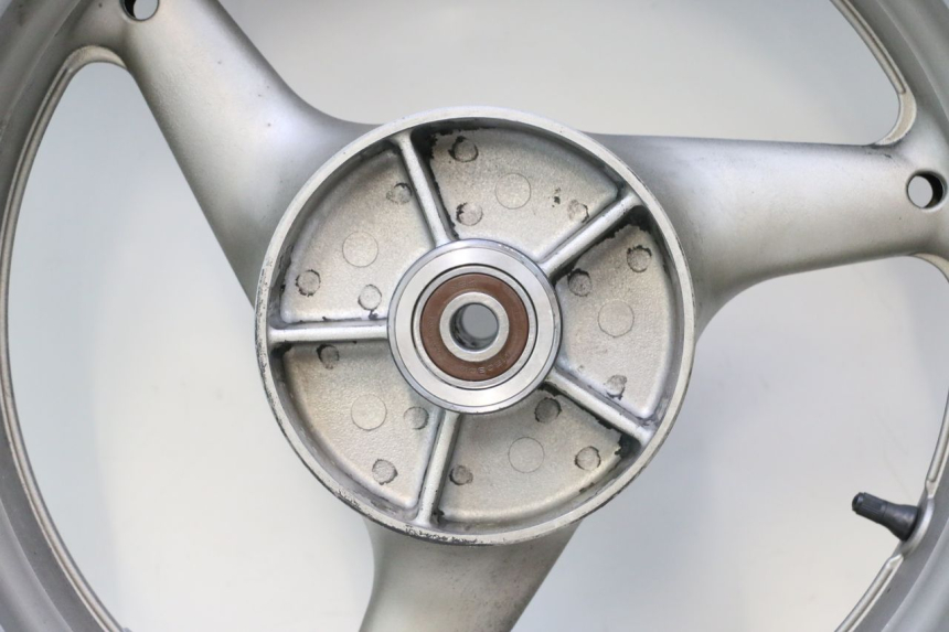photo de LLANTA TRASERA Y NEUMÁTICO HONDA CB F HORNET 600 (2005 - 2006) - Primer plano de alta resolución