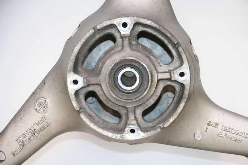 photo de LLANTA TRASERA Y NEUMÁTICO HONDA CB F HORNET 600 (2005 - 2006) - Zoom estado de uso