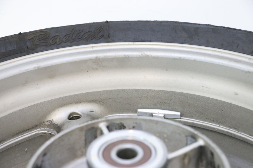 photo de LLANTA TRASERA Y NEUMÁTICO HONDA CB F HORNET 600 (2005 - 2006) - Primer plano técnico