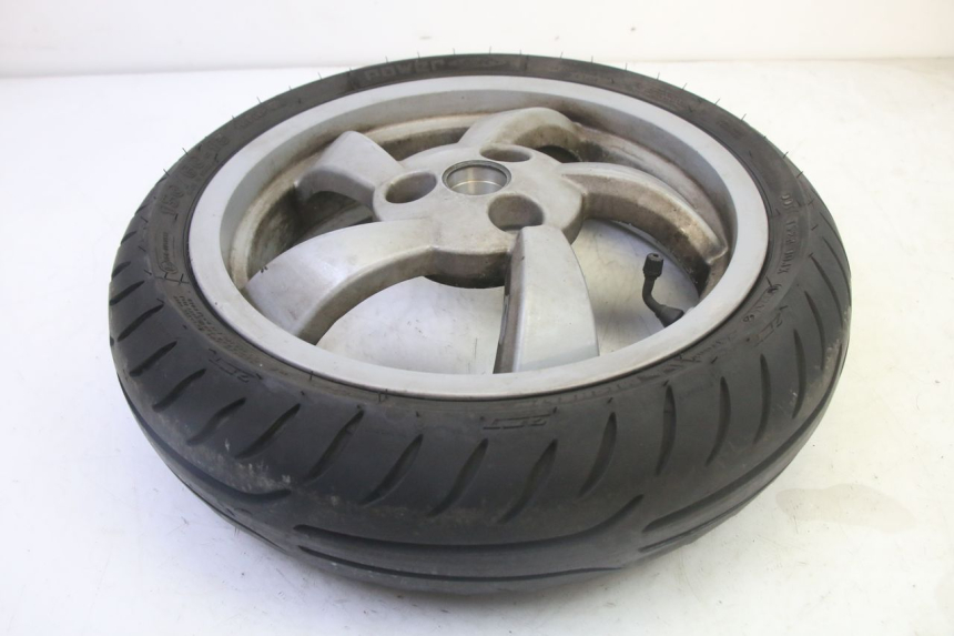 photo de LLANTA TRASERA Y NEUMÁTICO PEUGEOT CITYSTAR 50 (2013 - 2017) - Primer plano de alta resolución