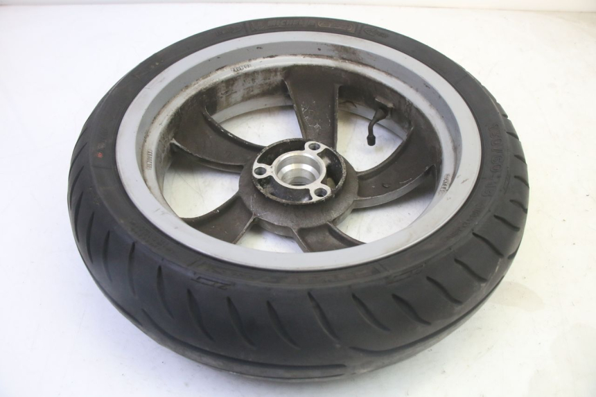 photo de LLANTA TRASERA Y NEUMÁTICO PEUGEOT CITYSTAR 50 (2013 - 2017) - Primer plano técnico