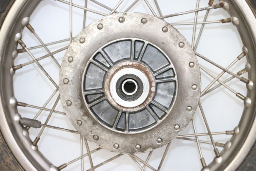 photo de LLANTA TRASERA Y NEUMÁTICO APRILIA CLASSIC 125 (1995 - 2001) - Primer plano de alta resolución