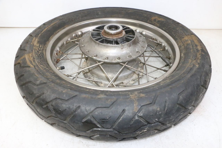 photo de LLANTA TRASERA Y NEUMÁTICO APRILIA CLASSIC 125 (1995 - 2001) - Primer plano técnico