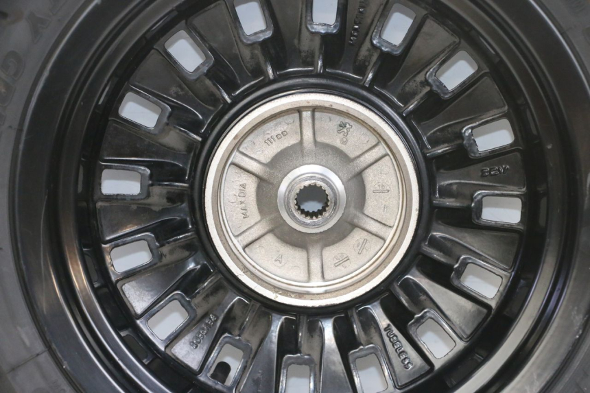 photo de LLANTA TRASERA Y NEUMÁTICO PEUGEOT DJANGO 4T 50 (2014 - 2019) - Primer plano de alta resolución