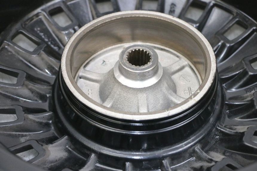 photo de LLANTA TRASERA Y NEUMÁTICO PEUGEOT DJANGO 4T 50 (2014 - 2019) - Detalles de los puntos de fijación