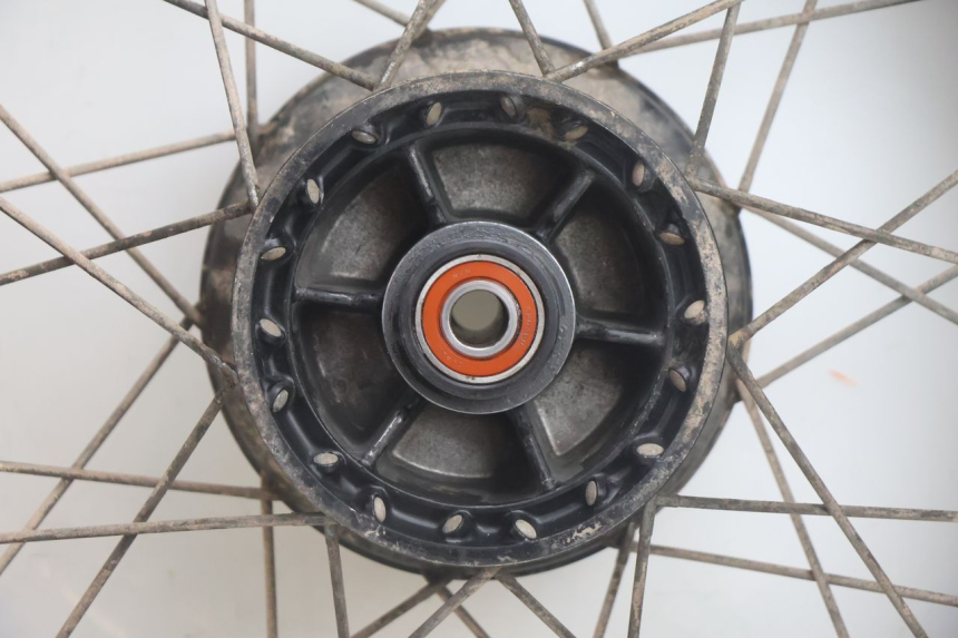 photo de LLANTA TRASERA Y NEUMÁTICO SUZUKI DR S 600 (1985 - 1989) - Otra perspectiva