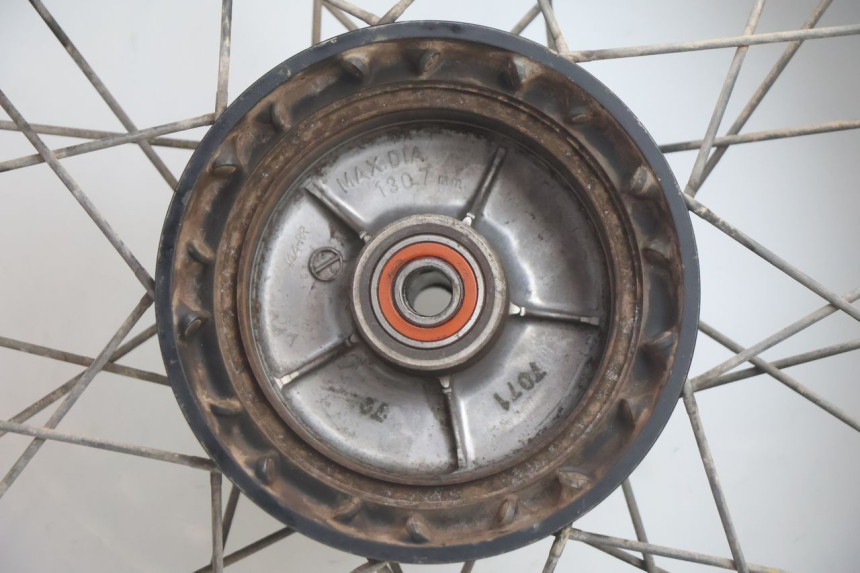 photo de LLANTA TRASERA Y NEUMÁTICO SUZUKI DR S 600 (1985 - 1989) - Primer plano técnico
