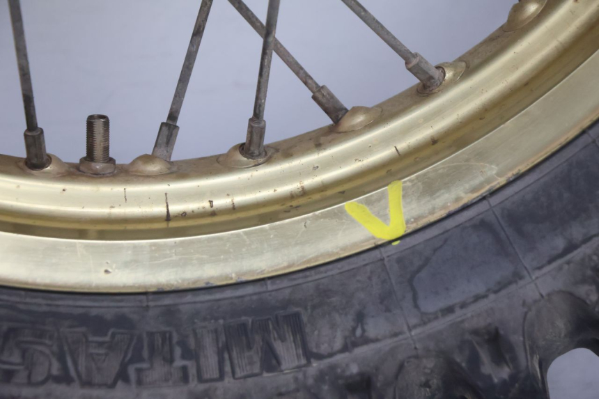 photo de LLANTA TRASERA Y NEUMÁTICO SUZUKI DR S 600 (1985 - 1989) - Estado de la superficie y material