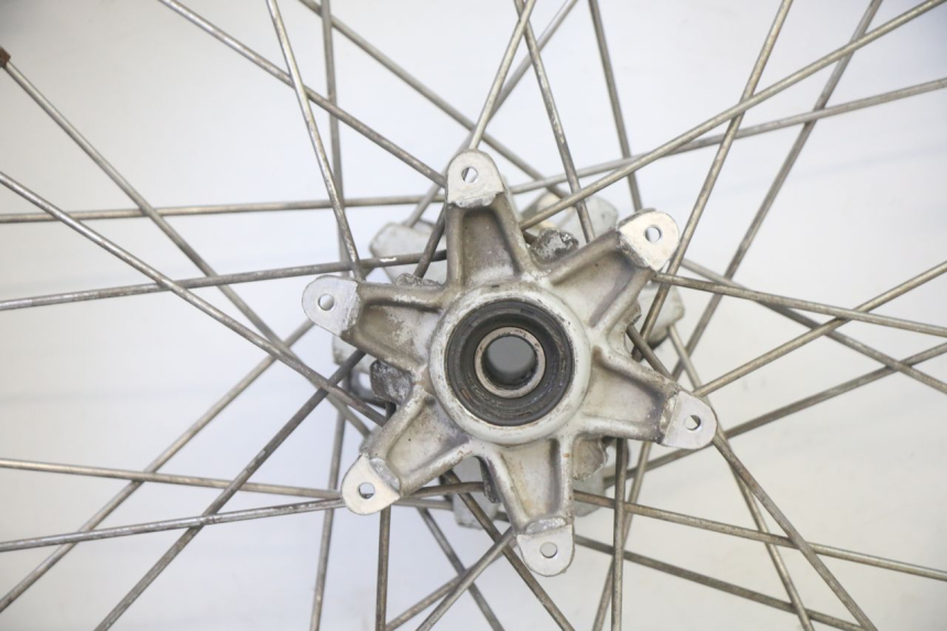 photo de LLANTA TRASERA Y NEUMÁTICO APRILIA ETX 125 (1998 - 2002) - Primer plano técnico