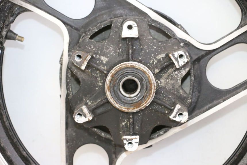 photo de LLANTA TRASERA Y NEUMÁTICO YAMAHA FJ 36Y 1100 (1984 - 1985) - Primer plano de alta resolución