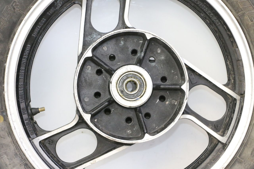 photo de LLANTA TRASERA Y NEUMÁTICO YAMAHA FJ 36Y 1100 (1984 - 1985) - Enfoque en la estructura