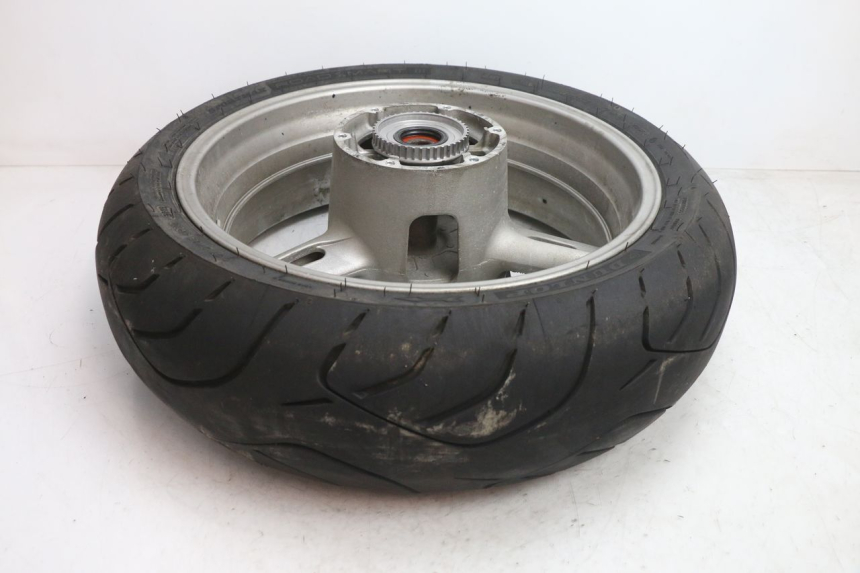 photo de LLANTA TRASERA Y NEUMÁTICO YAMAHA FJR 1300 (2001 - 2005) - Primer plano técnico