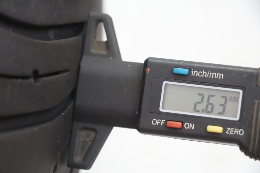 photo de LLANTA TRASERA Y NEUMÁTICO YAMAHA FJR 1300 (2001 - 2005) - Primer plano de alta resolución